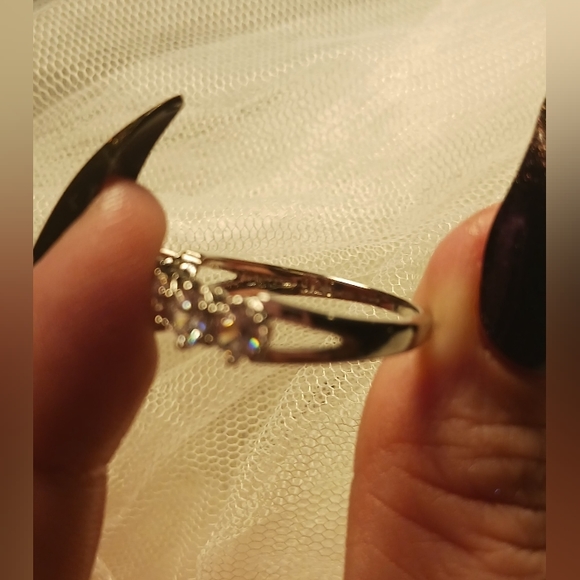 Brilliant-Cut White Sapphires in a Sterling Silver Ring - Picture 5 of 5